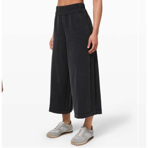 Lululemon Cupro Blend Ultra Wide-Leg Black Pants Size 8 QuietLuxury Athleisure - Picture 1 of 12